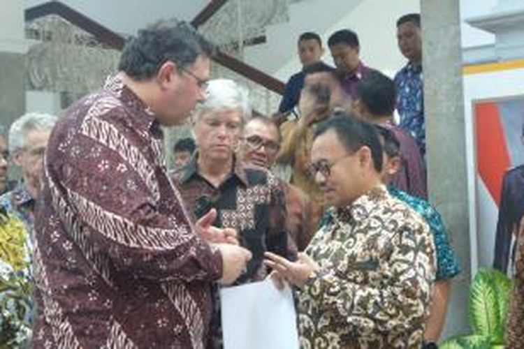 CEO Total Group Patrick Pouyanne dan Menteri ESDM Sudirman Said usai bertemu Presiden Joko Widodo, Jumat (15/5/2015).