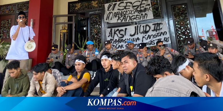 Mahasiswa Segel Kantor Pemkab Sumenep, Protes Survei Seismik Migas di Kangean