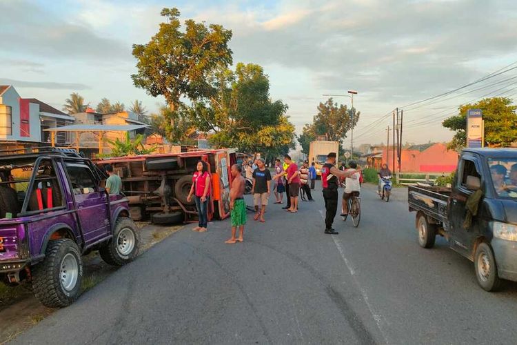 PMI Kulon Progo evakuasi korban ditabrak truk di Jalan Daendels pada wilayah Pedukuhan V Bagongan, Kalurahan Nomporejo, Kapanewon Galur, Kabupaten Kulon Progo, Daerah Istimewa Yogyakarta.