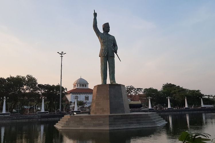 Monumen patung Bung Karno yang di bangun di tengah polder Stasiun Semarang Tawang diresmikan, Rabu (29/9/2021). 