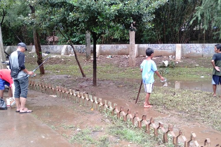 Warga kemang mancing lele pasca banjir di Jalan Kemang Timur V, Jakarta Selatan, Kamis (2/1/2020).