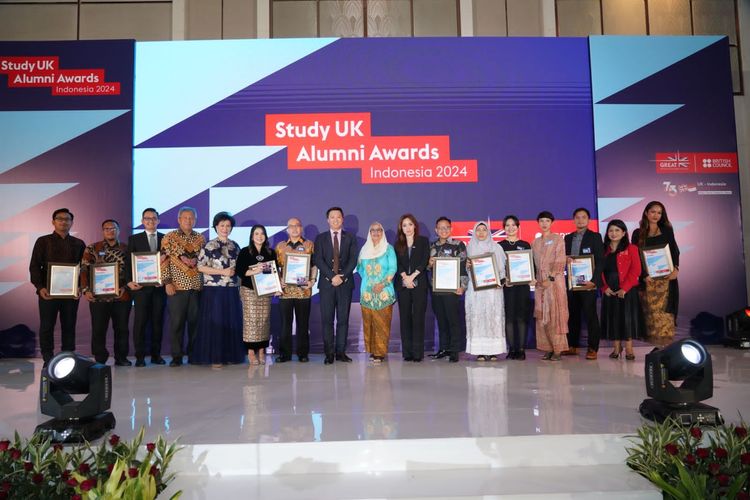 Tim British Council bersama para juri, finalis, dan pemenang di Study UK Alumni Awards 2024 di Hotel Fairmont, Jakarta, Kamis (7/3/2024)