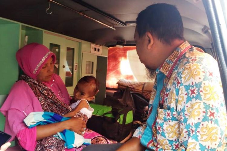 Anak penderita gizi buruk akut Intan Zahar (4) warga Desa Kuala Keureuto, Kecamatan Lapang, Kabupaten Aceh Utara dirujuk ke Rumah Sakit Umum Cut Meutia, Aceh Utara, Kamis (17/1/2019)
