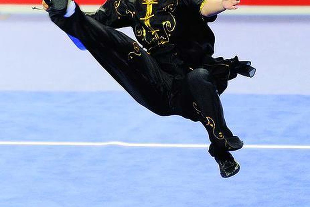 Ivana Ardelia Irmanto dari Indonesia menunjukkan kepiawaian saat berlomba di cabang wushu dalam nomor nanquan putri Asian Games Guangzhou, Sabtu (13/11). Ivana meraih medali perak