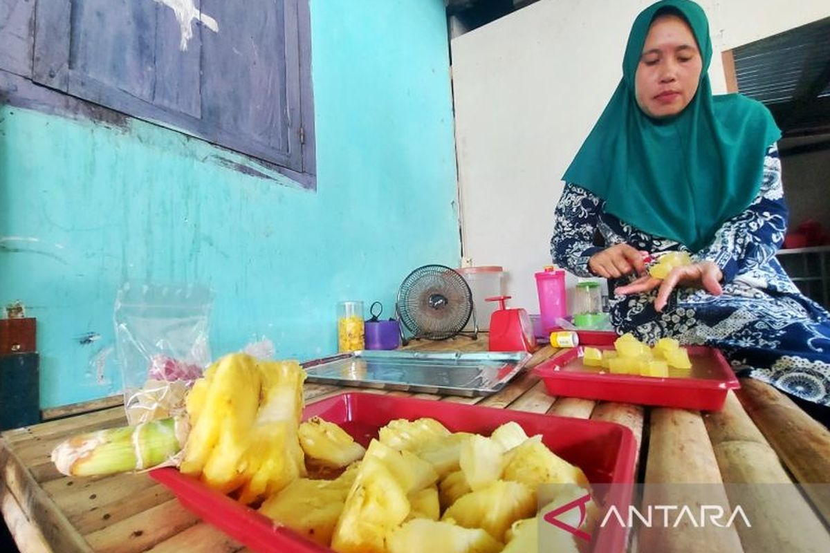 Pelaku UMKM di Wakatobi, pemilik merek dagang Mekar Bahari Royani Kadir membuat dodol rumput laut rasa nanas.