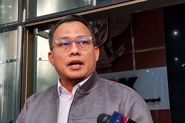 Juru Bicara Penindakan dan Kelembagaan KPK Ali Fikri mengatakan pihaknya memanggil mantan Menteri Pertanian (Mentan) Syahrul Yasin Limpo dan dua anak buahnya sebagai tersangka dugaan korupsi di Kementerian Pertanian (Kementan), Rabu (11/10/2023).