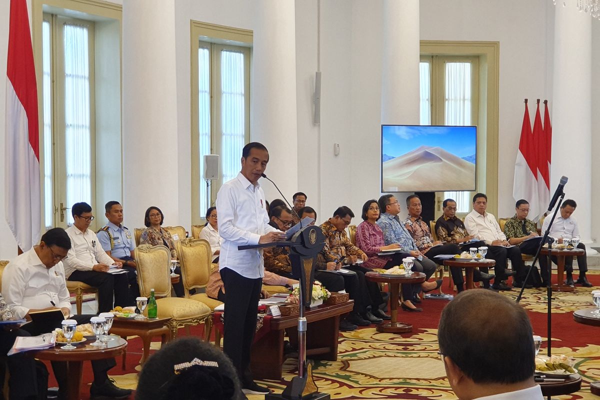 Presiden Jokowi saat memimpin sidang kabinet paripurna di Istana Bogor, Senin (8/7/2019).