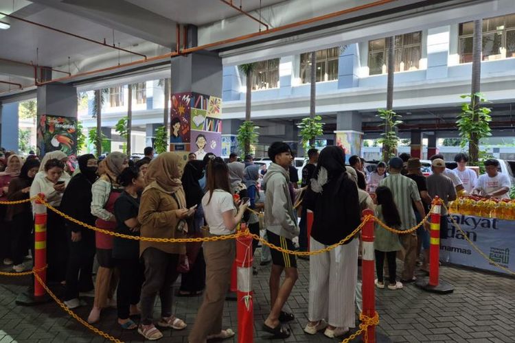 Antrean warga dalam program bazar ?Ramadan Berkah Market 2026? yang digagas Sinar Mas bersama Kompas Gramedia di Jakarta Pusat, Jumat (13/3/2026). 