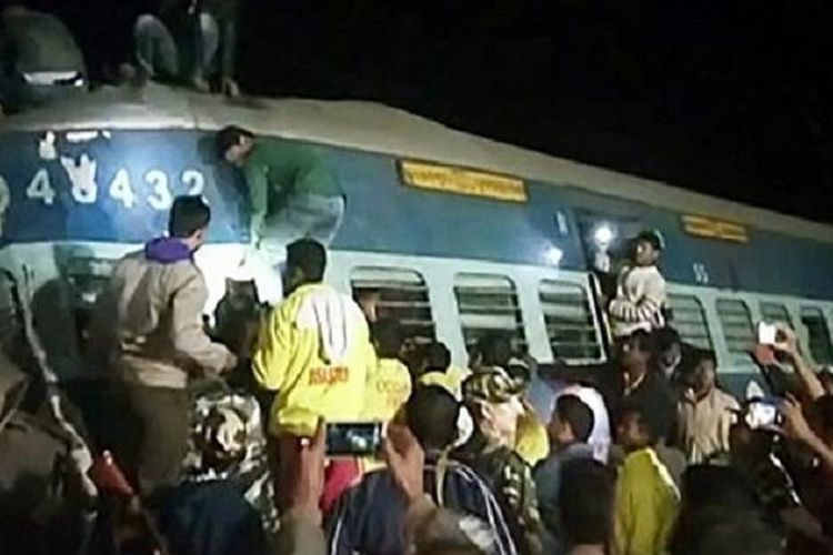 Kereta yang mengangkut sekitar 600 orang keluar dari rel di India, Sabtu (21/1/2017) pukul 23.00 waktu setempat menyebabkan sedikitnya 27 orang tewas. Jumlah korban mungkin bertambah