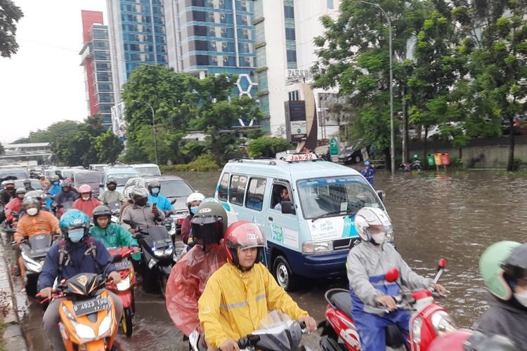 Hujan lebat membuat Jalan DI Panjaitan di sekitar Gedung Patria Park, Jakarta Timur, tergenang, Rabu (27/10/2021) sore.
