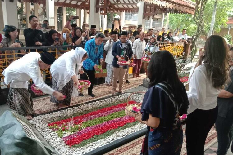 Ziarah makam Gus Dur dalam rangkaian kegiatan Bulan Gus Dur digelar di kompleks Pesantren Tebuireng, Jombang, Jawa Timur, Minggu (17/12/2023) petang.