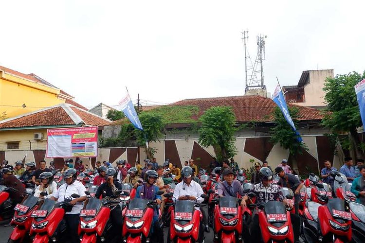 Ratusan petinggi atau kepala desa se Kabupaten Jepara, Jawa Tengah semringah membawa pulang membawa motor dinas baru, Yamaha All New NMAX 155 Standard di area parkir Gedung MPP Jalan Kartini, Jepara, Senin (10/4/2023).