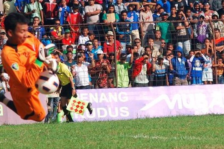 Kiper PSCS Cilacap Ega Risky Pramana menyelamatkan gawangnya dari serangan Persiku Kudus pada laga Divisi Utama Liga Indonesia di Stadion Wergu Wetan, Kabupaten Kudus, Jawa Tengah, Kamis (31/1/2013). PSCS Cilacap memenangi laga tersebut 1-0.