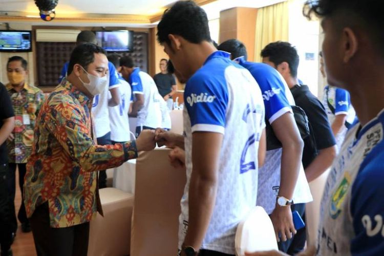 Wali Kota Tangerang H. Arief R. Wismansyah dan Wakil Wali Kota H. Sachrudin saat menyambut para atlet Persikota Tangerang, Kamis (2/12/2021).