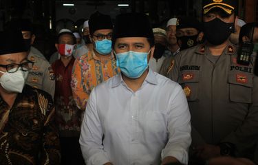Wakil Gubernur Jawa Timur, Emil Elestianto Dardak usai menunaikan shalat jumat di Masjid Agung Jami Kota Malang, Jumat (22/1/2021).