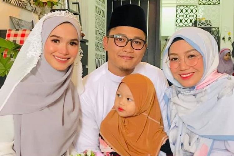 Samuel Dzul (tengah) saat menikah dengan istri, keduanya Nur Fathonah Abdul Rahim (kiri), dengan didampingi istri pertamanya, Khuzatul Atiqah.