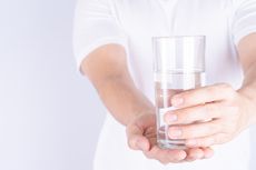Manfaat dan Waktu Terbaik Minum Air Putih, Sebelum atau Sesudah Makan?