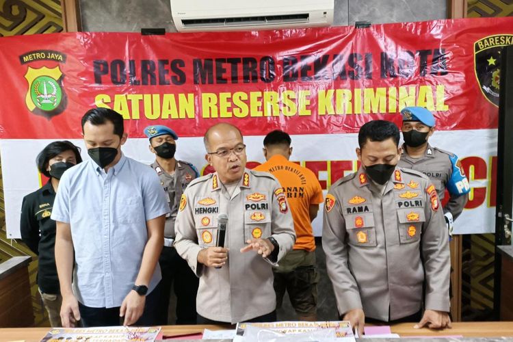 Kapolres Metro Bekasi Kota Kombes Hengki (tengah) saat melakukan konfrensi pers terhadap kasus pencabulan dan pelecehan seksual yang dilakukan oleh DP (30). DP yang sehari-hari bekerja sebagai staf perpustakaan di salah satu SMP Negeri di Kota Bekasi terbukti melakukan pelecehan seksual dan pencabulan kepada sejumlah siswi sejak tahun 2014.