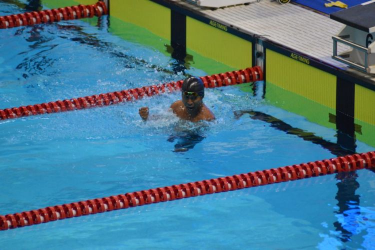 Perenang putra Indonesia, Guntur, meraih medali perak pada pertandingan nomor 100 meter putra kelas SB8 di Stadion Akuatik, Senayan, Jakarta, Selasa (9/10/2018).