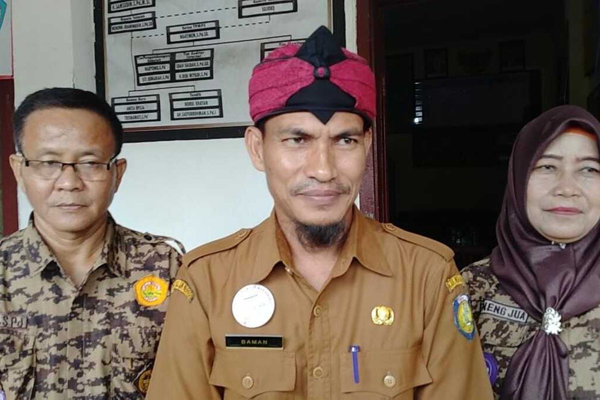 Baman Kepala Bidang Pembinaan SD Disdikbud Indramayu, memberikan penjelasan terkait penambahan kasus misteri pencurian buku paket sekolah yang menjadi 30 sekolah dasar, pada Kamis (29/12/2022)