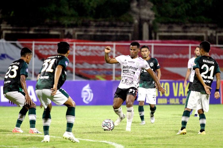 Pemain asing Bali United, Eber Bessa dijaga ketat pemain Persikabo 1973 saat pertandingan pekan 22 Liga 1 2021-2022 yang berakhir dengan skor 0-3 di Stadion I Gusti Ngurah Rai Denpasar, Kamis (3/2/2022) malam.