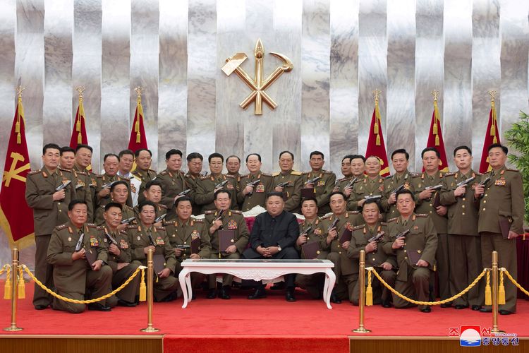 Pemimpin Korea Utara, Kim Jong Un, berfoto bersama dengan para jenderalnya, dalam acara penganugerahan pistol untuk memperingati 67 tahun gencatan senjata Perang Korea, pada 27 Juli 2020.