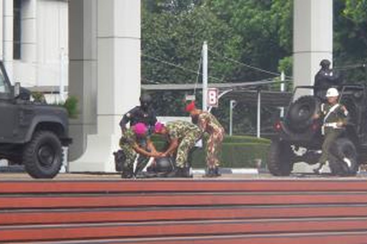 Seorang anggota Satuan Penanggulangan Teror TNI terjatuh saat simulasi penyelamatan sandera di Markas Besar TNI, Cilangkap, Jakarta Timur, Kamis (16/4/2015) pagi.