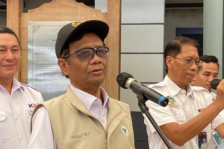 Menteri Koordinator Bidang Politik, Hukum, dan Keamanan (Menko Polhukam) Mahfud MD meninjau arus mudik di Stasiun Pasar Senen, Jakarta, pada Selasa (18/4/2023).