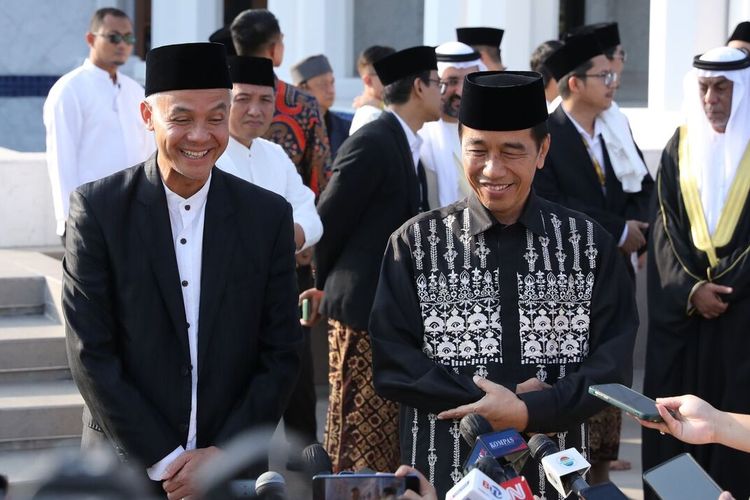 Gubernur Jateng Ganjar Pranowo mengikuti salat idulfitri bersama Presiden Jokowi di Masjid Syekh Zayed, Solo, Sabtu (22/4/2023).