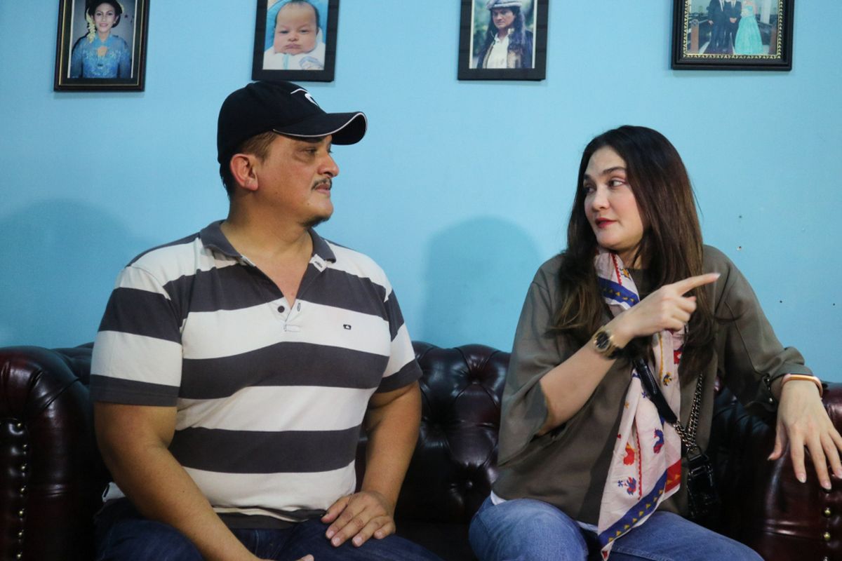 Artis peran Luna Maya saat diterima di kediaman Suzzanna oleh Clift Sangra di kawasan saat ditemui di Kebondalem II, Protobangsan, Magelang Utara, Jawa Tengah, Sabtu (13/10/2018).