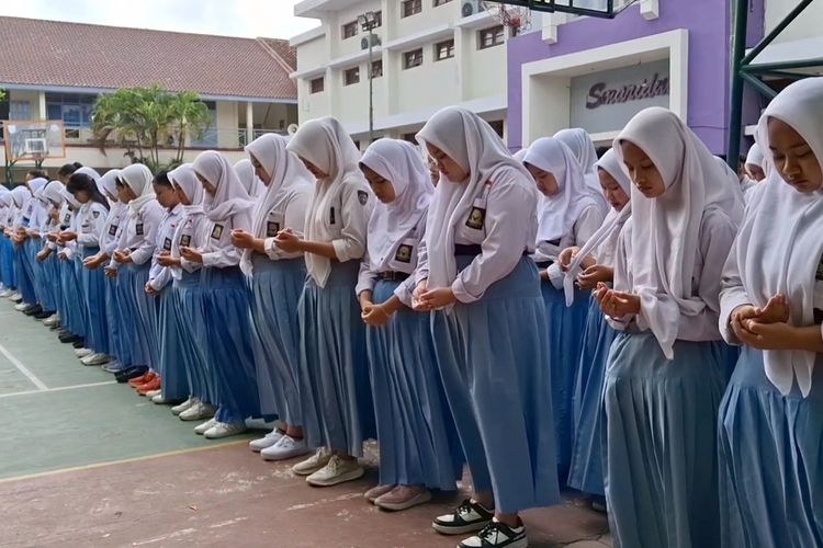 Para pelajar SMA Negeri 1 Kedungwaru Tulungagung Jawa Timur, gelar doa bersama bagi korban kecelakaan bus yang menimpa pengajar sekolah tersebut, Selasa (08/10/2024)
