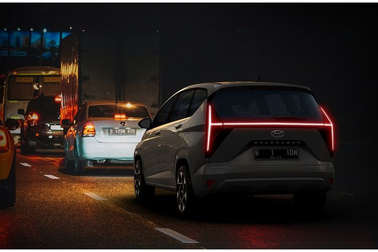 Desain lampu belakang Hyundai Stargazer yang dilengkapi dengan distinctive H rear lamp. 

