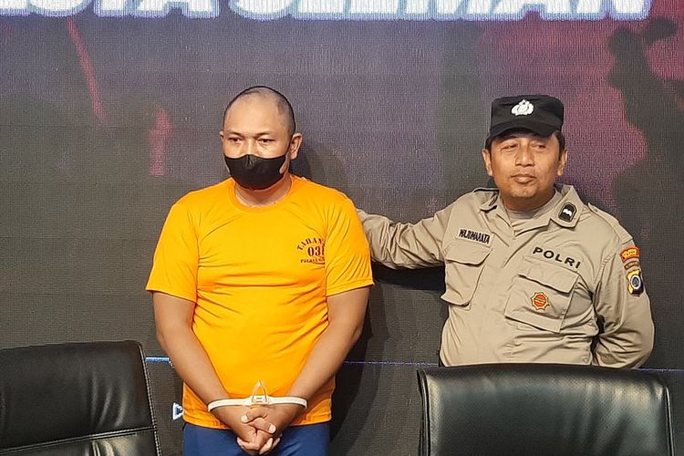 Tersangka percobaan pembunuhan berinisial CR (34) warga Kotagede, Kota Yogyakarta. Tersangka mencoba membunuh korban SRE (35) warga Gamping, Sleman karena sakit hati ajakan untuk rujuk kembali ditolak.