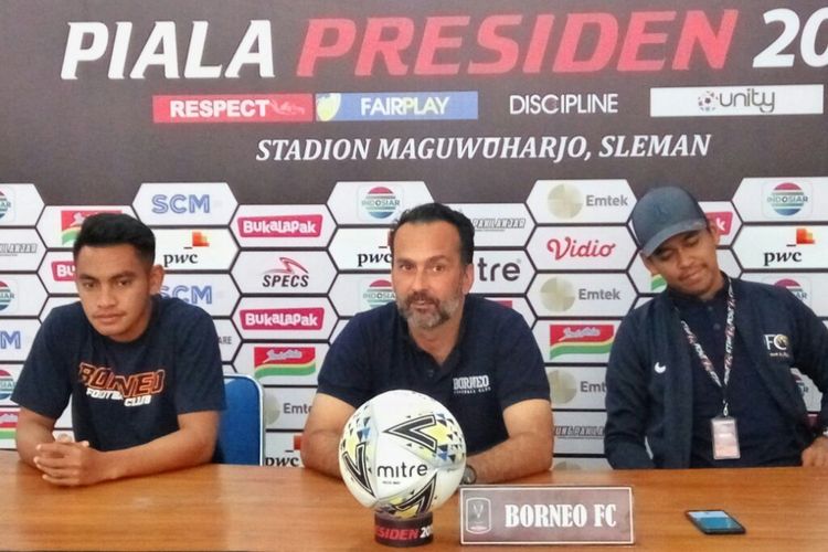 Pelatih Borneo FC Fabio Lopez dan Ambrizal Umanailo dalam jumpa pers di Stadion Maguwoharjo, Sleman Kamis (14/03/2019)