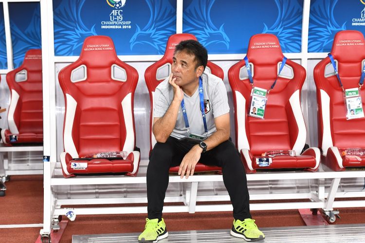 Pelatih Timnas U-19 Jepang, Masanaga Kakeyama, tampak santai jelang laga melawan Indonesia pada pertandingan perempat final Piala Asia U-19 2018 di Stadion Utama Gelora Bung Karno, 28 Oktober 2018. 