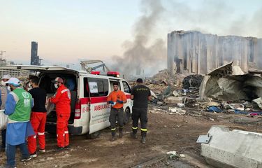 Anggota Yayasan Bantuan Kemanusiaan (IHH) membantu petugas penyelamat setempat di lokasi kejadian ledakan di Beirut, Lebanon, pada 5 Agustus 2020.