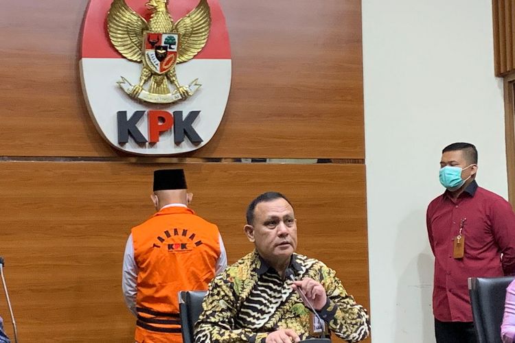 Ketua Komisi Pemberantasan Korupsi (KPK) Firli Bahuri dalam konferensi pers di Gedung Merah Putih KPK, Kamis (18/11/2021). KPK menetapkan Bupati Hulu Sungai Utara Abdul Wahid sebagai tersangka suap dan gratifikasi terkait pengadaan barang dan jasa di Kabupaten Hulu Sungai Utara, Kalimantan Selatan pada tahun 2021-2022