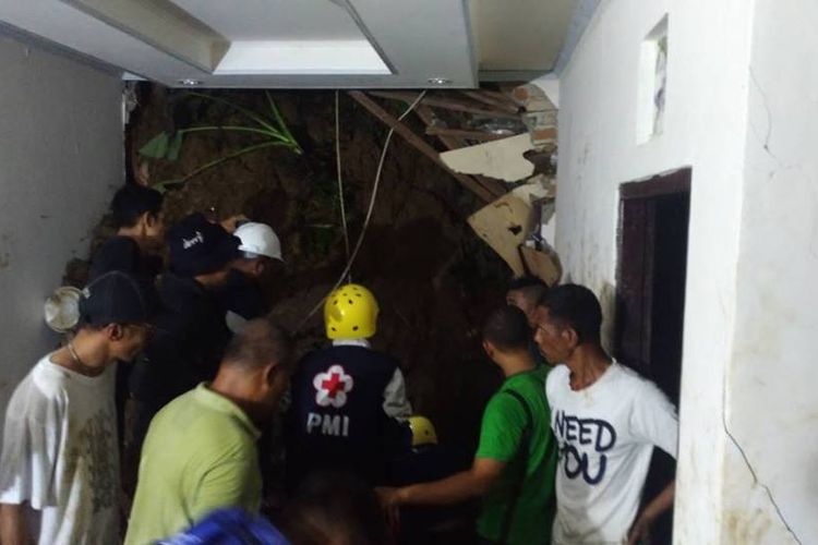 Sebuah rumah di kawasan Karang Panjang, Kecamatan Sirimau AMbon rusak tertimpa longsor, Kamis (8/6/2017). Dalam kejadian itu pemilik rumah Veno Lewakabessy (40) ikut tewas dalam kejadian tersebut