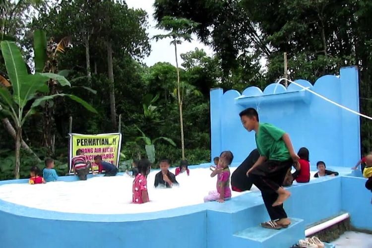 Air sumur bor yang terus mengeluarkan air berwarna putih terus dikunjungi ratusan warga Kabupaten Gowa, Sulawesi Selatan. Kamis, (12/3/2020).