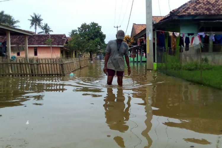 Banjir menggenangi Desa Karangligar pada Rabu (15/11/2017) pagi, dengan ketinggian 50 cm sampai 1 meter. 
