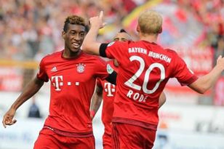 Kingsley Coman merayakan gol Bayern ke gawang Darmstadt bersama Sebastian Rode, Sabtu (19/9/2015). 