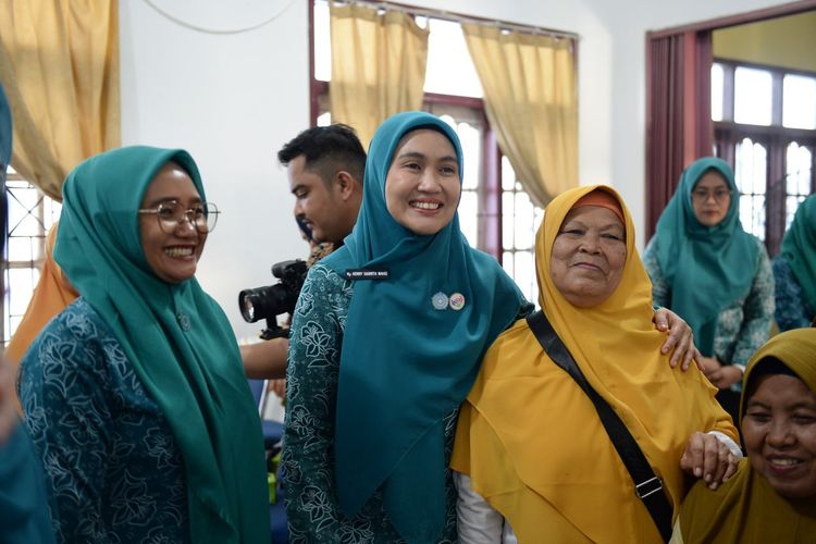 Ketua Tim Penggerak Pemberdayaan dan Kesejahteraan Keluarga (TP PKK) Provinsi Riau, Henny Sasmita Wahid berfoto bersama satu satu lansia usai me-launching penggunaan Sekolah Lansia Tangguh di Desa Petala Bumi Seberida, Kabupaten Indragiri Hulu (Inhu), Riau, Jumat (16/6/2025)