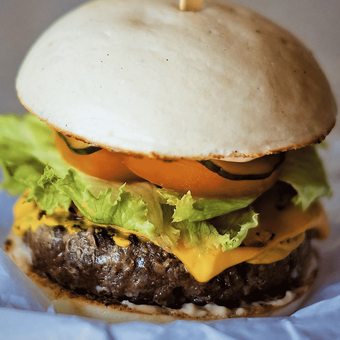 Street Boi menawarkan burger dengan perpaduan budaya Timur dan Barat yang menjadikan burger ini unik sekaligus menjadi burger terenak di Bali.