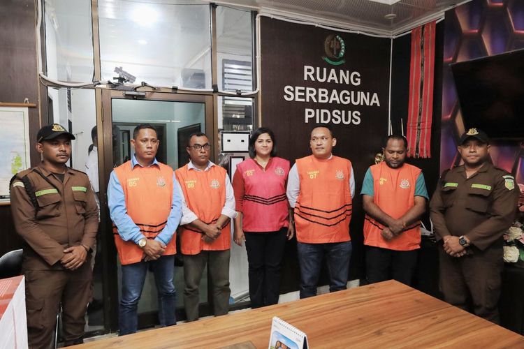 Lima Anggota KPU Kepulauan Aru Maluku yang juga tersangka dugaan korupsi dana hibah Pilkada Aru Tahun 2020 resmi ditahan jaksa, Rabu (17/1/2024)
