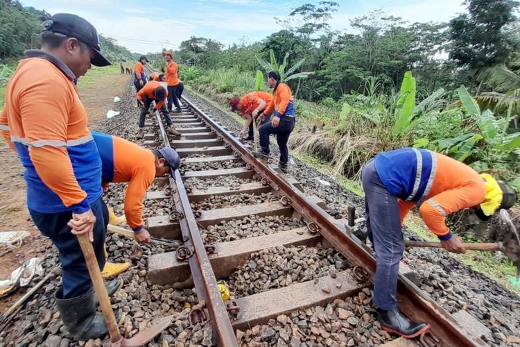 Perbaikan jalur kereta api yang amblas di Cilacap selesai, perjalanan normal kembali.