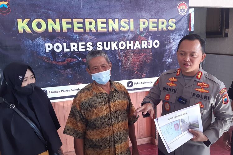 Kapolres Sukoharjo AKBP Wahyu Nugroho Setyawan dan pengendara motor Panto Suwarno yang kena tilang ETLE di kawasan persawahan di Mapolres Sukoharjo, Jawa Tengah, Kamis (23/6/2022).