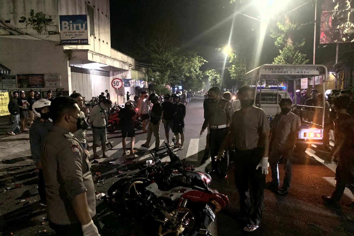 Dua sepeda motor bertabrakan di simpang empat Kawi, Kecamatan Sukorejo, Kota Blitar pada Minggu (15/5/2022) dini hari.