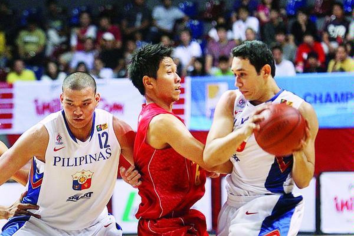 Tim basket putra Filipina mengalahkan tim basket putra Indonesia dengan skor 89-50 dalam final kejuaraan 9th SEABA Championship di Britama Arena, Kelapa Gading, Jakarta, beberapa waktu lalu. Pemain Filipina, Jason Ballestero dan Dylan Simon, berebut bola dengan pemain Indonesia Xaverius Prawiro (tengah).