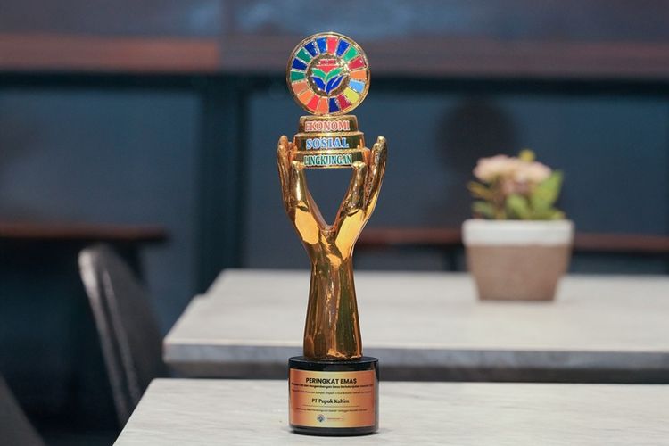 Trofi penghargaan kategori Gold CSR & Pembangunan Desa Berkelanjutan (CSR PDB) Awards 2025 yang diraih PT Pupuk Kalimantan Timur (Pupuk Kaltim).