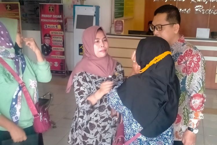 Ruminah menemui Plh Bupati Brebes Djoko Gunawan dan Kepala Dindikpora Caridah usai menjenguk anaknya, TM (15), di Lapas Brebes, Jawa Tengah, Jumat (15/12/2022).